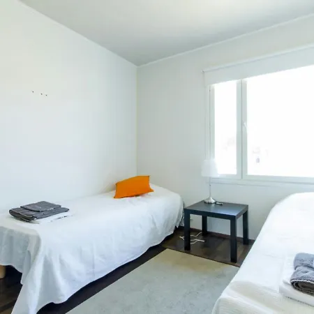 Apartment Spacious For 8 With Sauna